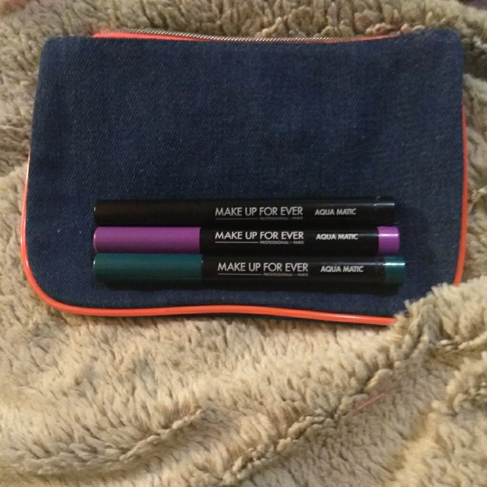 Glide on eyeshadow